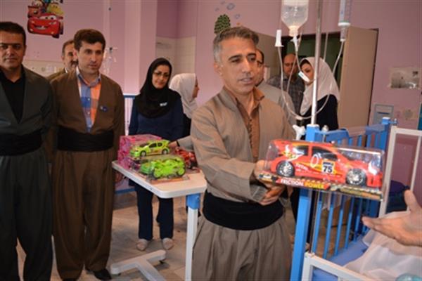 ملاقات  ریاست شبکه بهداشت ودرمان وریاست بیمارستان حضرت رسول(ص)ازکودکان بستری شده به مناسبت هفته ملی کودک